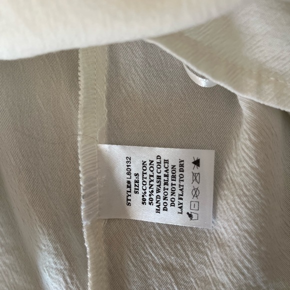 Stylish White Sleeveless Blouse - Picture 3 of 6